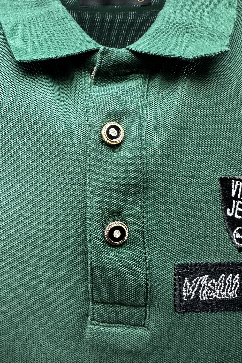Vialli Kabuci Golfer: Breathable Short Sleeve Collared Shirt with Distinctive Badges