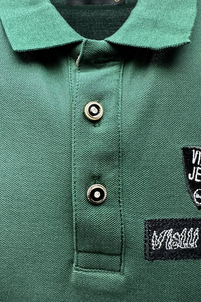 Vialli Kabuci Golfer: Breathable Short Sleeve Collared Shirt with Distinctive Badges