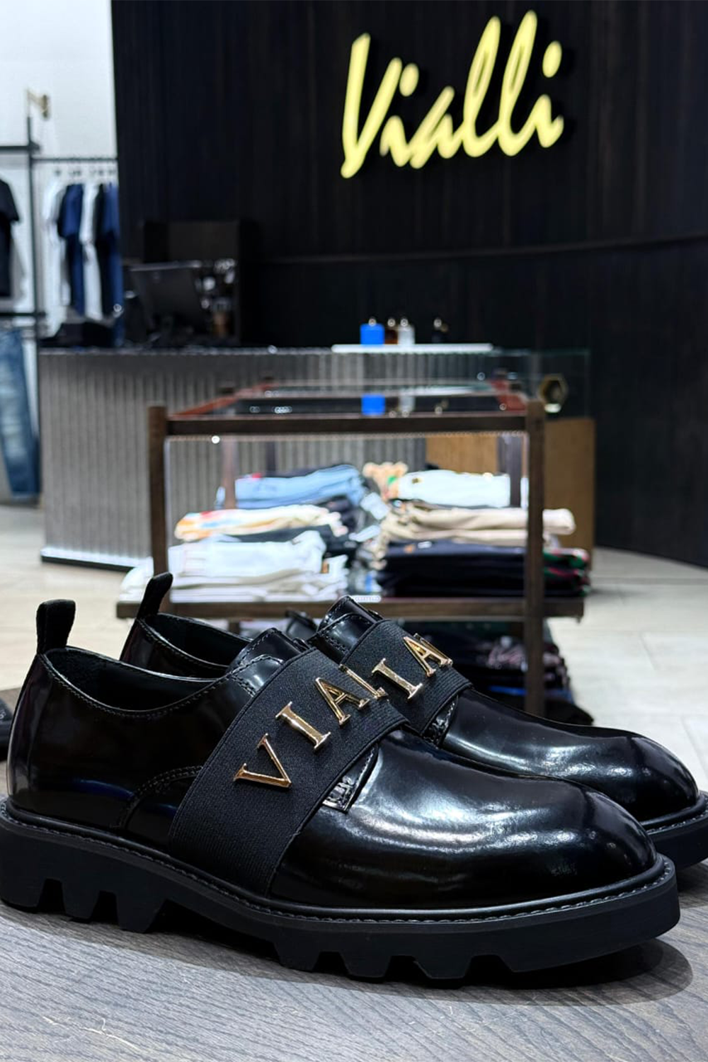 Vialli Uscita Men's Black Glossy All-Around Finish Fashion Sneakers